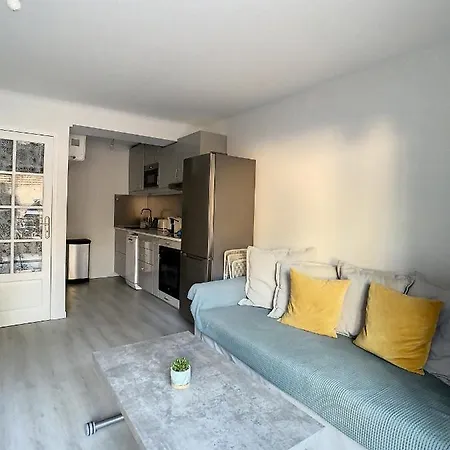 Apartment Grand Studio Av Terrasse, Au Calme, Centre Ville, Viel Antibes, Port Et Plage Antibes
